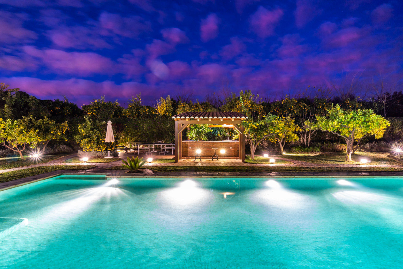 Noche en el bar de la piscina